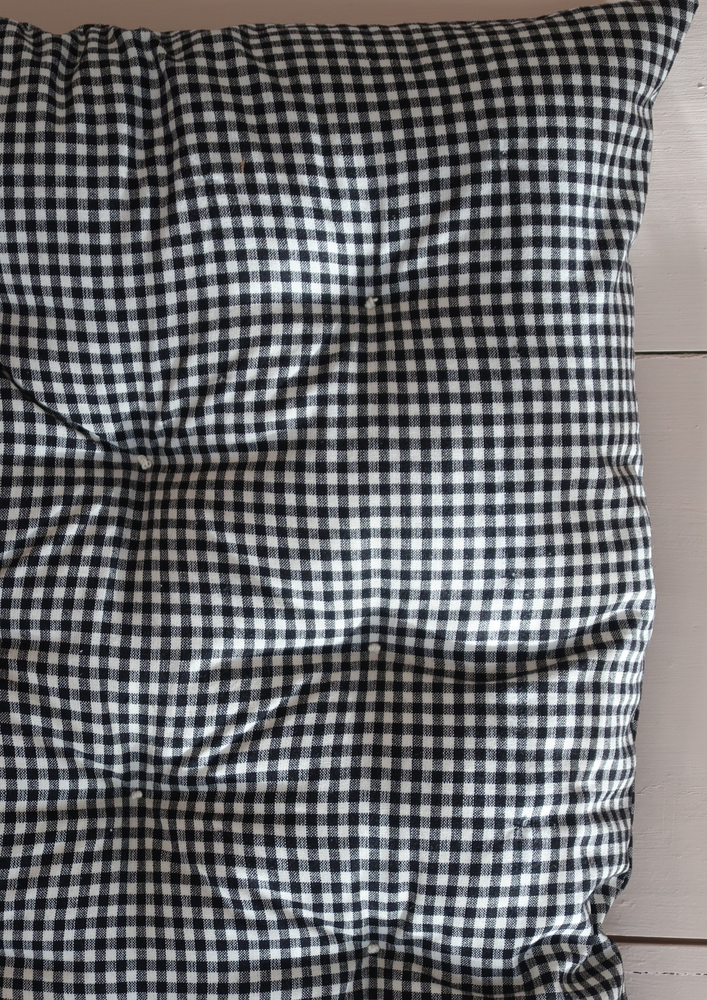 Coussin capitonné petit vichy noir 70cm