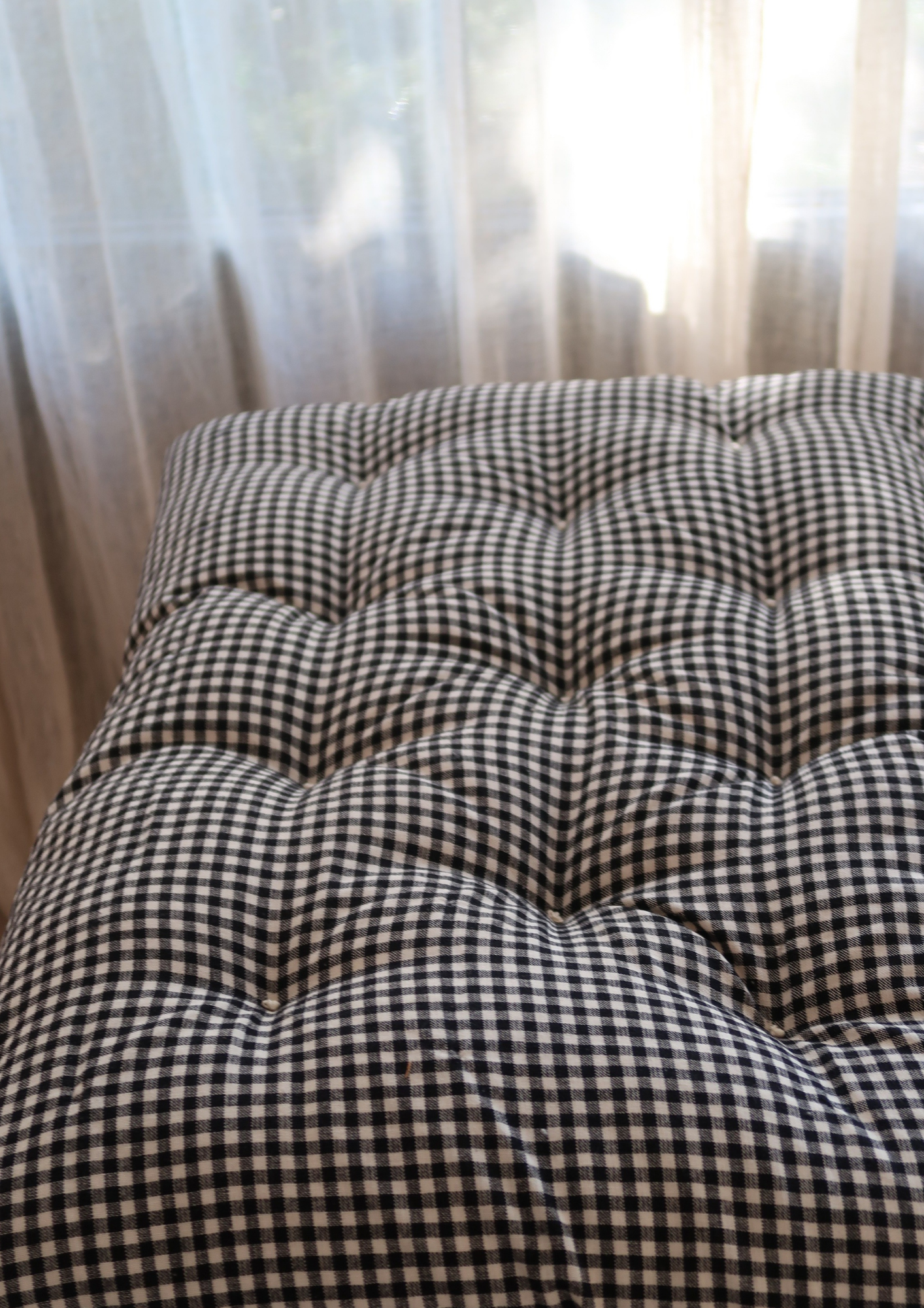 Coussin capitonné petit vichy noir 70cm