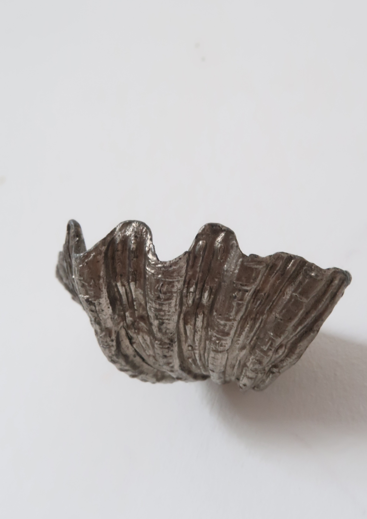 Ancien bénitier coquille en étain