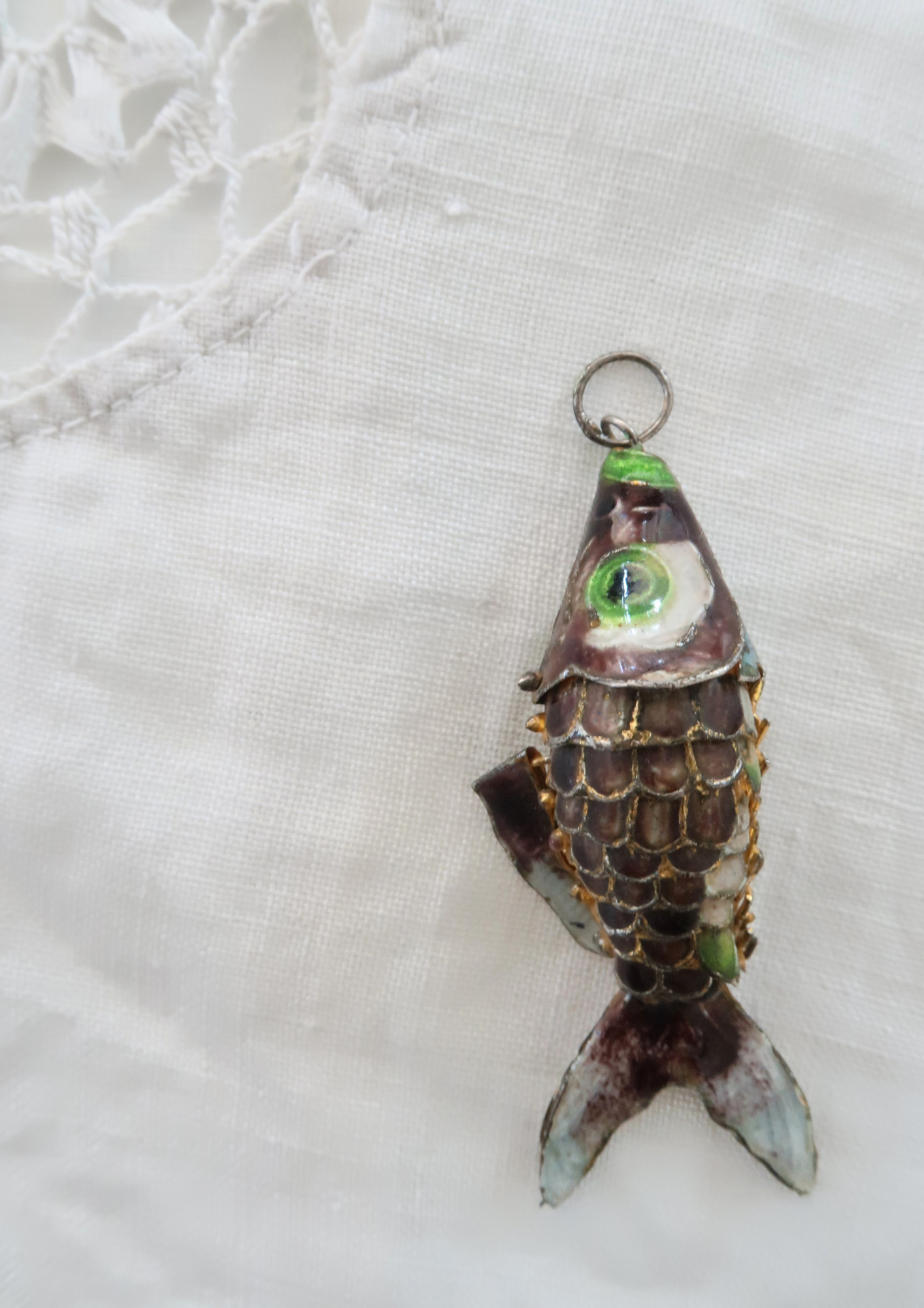 Bijou ancien Poisson articulé émaillé